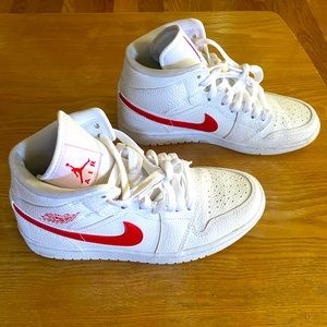 Wmns Jordan 1 mids university red and white sz 7